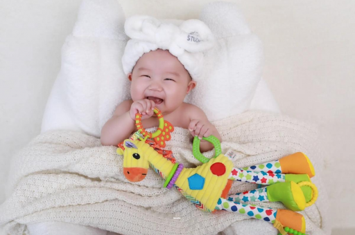广州代怀试管生子宝宝头上有白色的小点