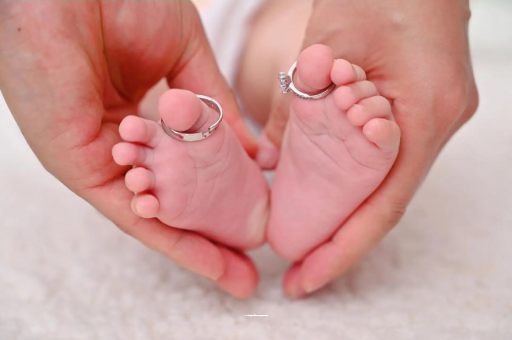 广州代怀试管生子四个月宝宝肠胀气